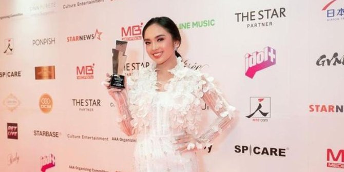 Penyanyi Asia Terkemuka Dengan Lagu Modern